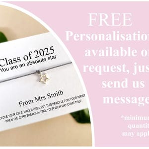K&ouml;nnte beinhalten: Ein graues Armband aus Schnur mit einem silbernen Sternanh&auml;nger. Die Karte lautet "Class of 2025 You are an absolute star" und "From Mrs Smith". Die Karte enth&auml;lt auch Anweisungen zum W&uuml;nschen. Der Text "FREE Personalisation available on request, just send us a message! *minimum quantity may apply" ist im Hintergrund sichtbar.