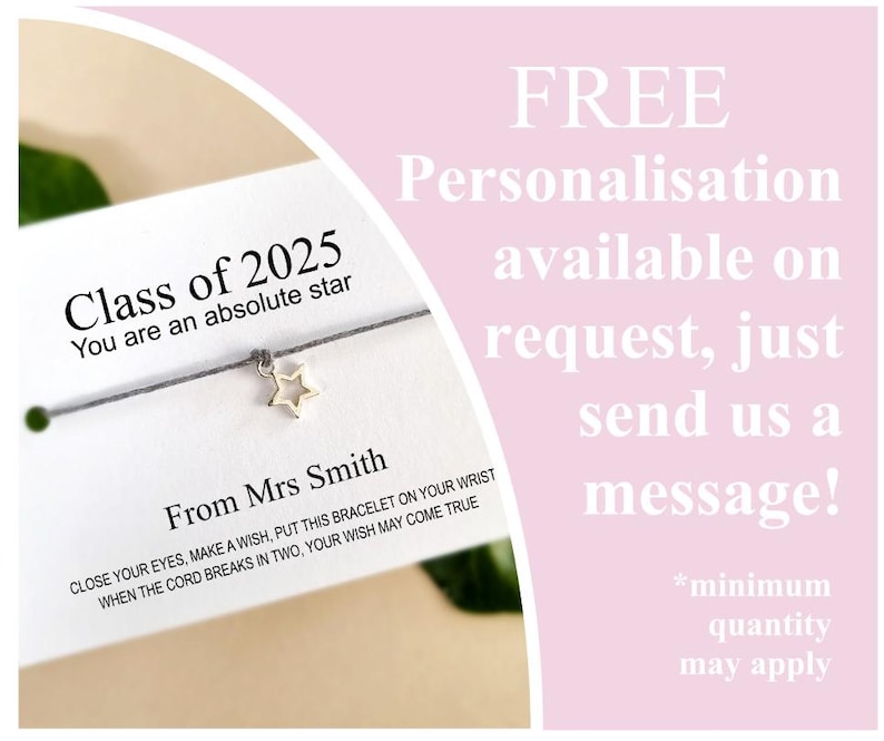 K&ouml;nnte beinhalten: Ein graues Armband aus Schnur mit einem silbernen Sternanh&auml;nger. Die Karte lautet "Class of 2025 You are an absolute star" und "From Mrs Smith". Die Karte enth&auml;lt auch Anweisungen zum W&uuml;nschen. Der Text "FREE Personalisation available on request, just send us a message! *minimum quantity may apply" ist im Hintergrund sichtbar.