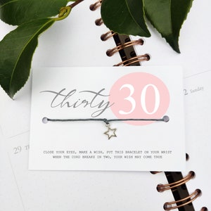 Treinta y tres FELIZ CUMPLEAÑOS, Pulsera de deseos, Un pequeño deseo de cumpleaños para él/ella Los mejores deseos de amistad, obsequio simbólico, Regalo sucio de treinta