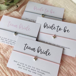 Hen Party, Hen Party Gastgeschenke, Team Braut Hochzeit Hen Party Charm Armband, Brautjungfer Brautparty Vorschlag Armband Braut zu sein