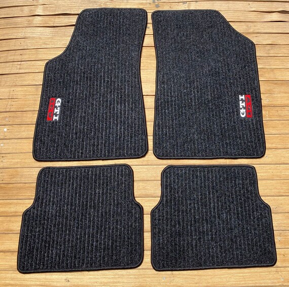 Set Tappetini Auto In Moquette Su Misura Per Volkswagen Up 2011-2025, Con Bandiera Italia E Bordo Rosso, 4 Pezzi, Antiscivolo E Resistenti