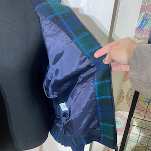 Peut inclure: Ensemble de trois tasses en c&eacute;ramique avec une finition mate et mouchet&eacute;e. Les tasses sont de couleur cr&egrave;me, gris clair et gris fonc&eacute;. Chaque tasse a un design simple et minimaliste, parfait pour le caf&eacute; ou le th&eacute;.