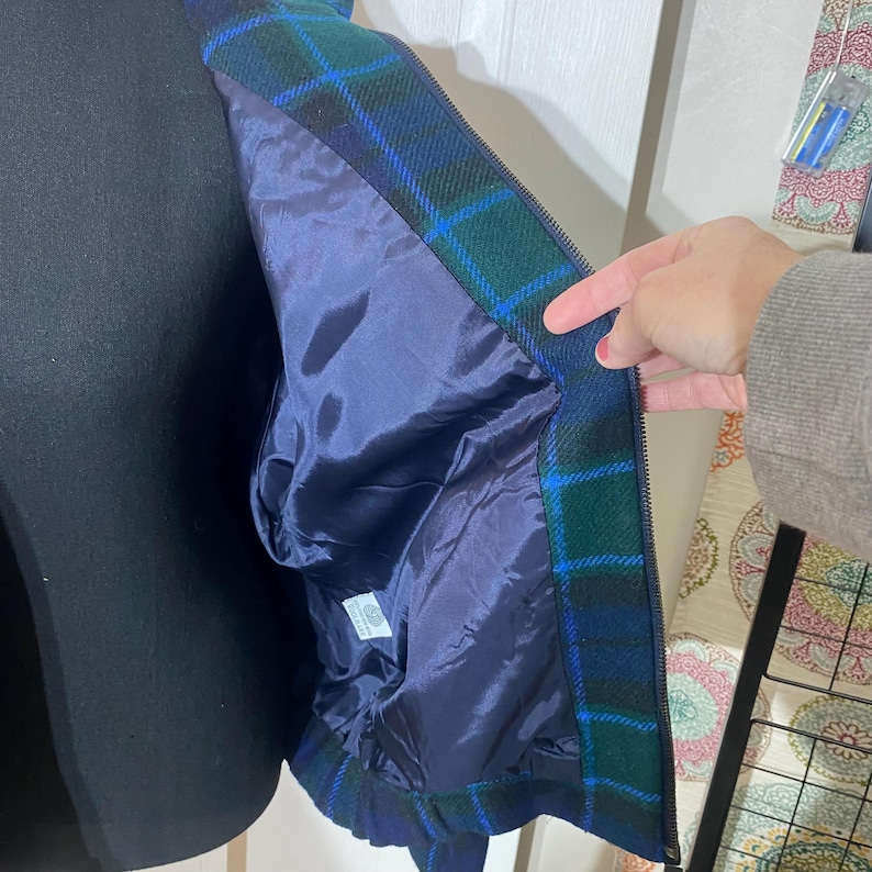 Peut inclure: Ensemble de trois tasses en c&eacute;ramique avec une finition mate et mouchet&eacute;e. Les tasses sont de couleur cr&egrave;me, gris clair et gris fonc&eacute;. Chaque tasse a un design simple et minimaliste, parfait pour le caf&eacute; ou le th&eacute;.