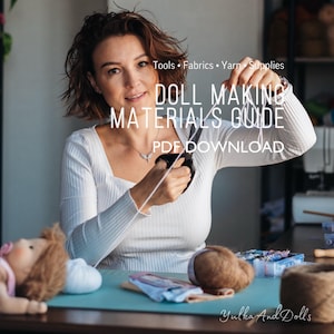 Może przedstawiać: Osoba trzymająca nożyczki przecinające białą nić, z tekstem "DOLL MAKING MATERIALS GUIDE PDF DOWNLOAD". Obraz zawiera również narzędzia, tkaniny, przędzę i materiały, sugerując motyw rzemieślniczy lub DIY.