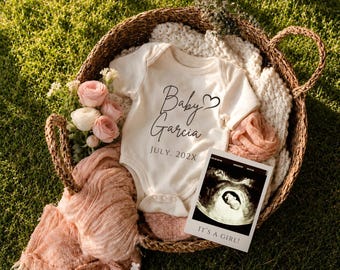 Plantilla para anunciar el embarazo de una niña, plantilla de Canva para revelar que es una niña, anuncio de bebé con body editable, anuncio de bebé con motivos florales