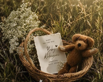 Plantilla para anunciar la llegada de un bebé, plantilla neutral para revelar el embarazo en Canva, anuncio de bebé con osito de peluche