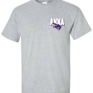 Pode incluir: Uma camiseta cinza com um gr&aacute;fico de lobo roxo e a palavra "ANNA" em letras brancas.