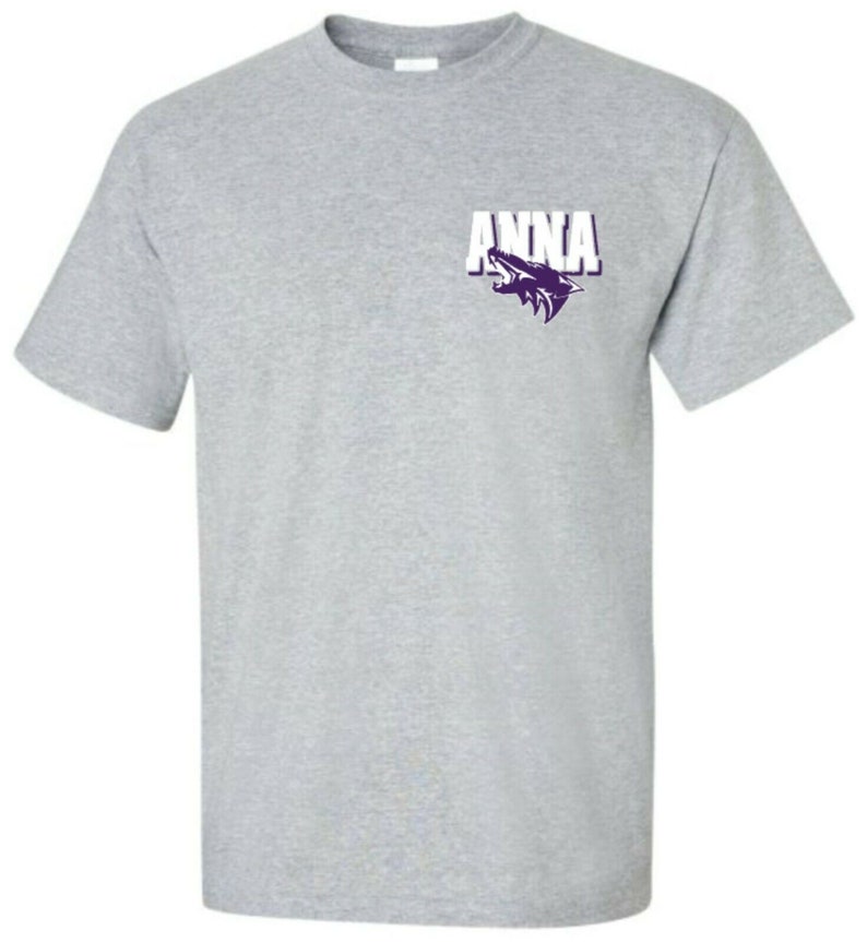Pode incluir: Uma camiseta cinza com um gr&aacute;fico de lobo roxo e a palavra "ANNA" em letras brancas.