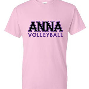 K&ouml;nnte beinhalten: Pinkes T-Shirt mit einem schwarzen und violetten "ANNA VOLLEYBALL"-Motiv.