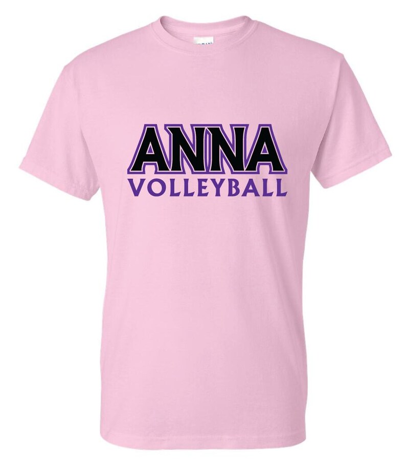K&ouml;nnte beinhalten: Pinkes T-Shirt mit einem schwarzen und violetten "ANNA VOLLEYBALL"-Motiv.