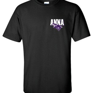 Pode incluir: Camiseta preta com o texto "ANNA" em branco e um gr&aacute;fico de lobo roxo.