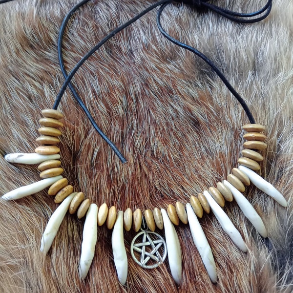 Collier de style gothique ou païen fait à la main avec pendentif pentagramme, perles en bois et dents de loup