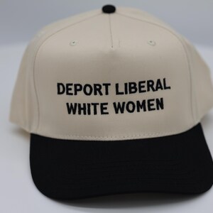 Peut inclure: Une casquette de baseball beige avec une visière noire et un bouton noir sur le dessus. L'avant de la casquette présente le texte noir brodé DEPORT LIBERAL WHITE WOMEN dans une police grasse sans empattement. La casquette a une calotte structurée.