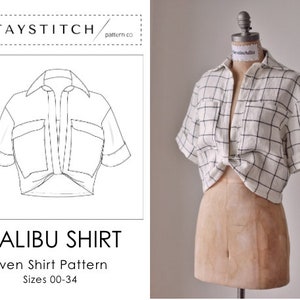 Könnte beinhalten: Ein schwarz-weiß kariertes Hemdenmuster mit einer verkürzten Silhouette. Das Muster heißt "Malibu Shirt" und ist ein gewebtes Hemdenmuster für die Größen 00-34.