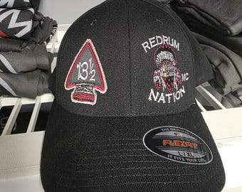 Cappello con toppa completa a forma di punta di freccia