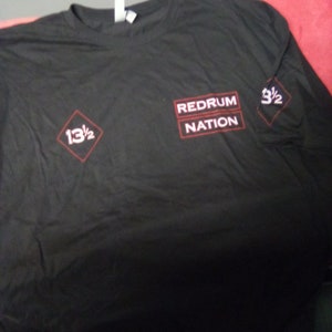 Könnte beinhalten: Schwarzes Langarm-T-Shirt mit rotem Text "Redrum Nation" und zwei roten Diamanten mit dem Text "13 1/2" und "3 1/2".