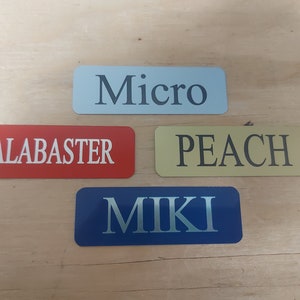 Placa de identificação Tack - Alumínio a laser de 1&quot; x 3&quot; - Opções de acabamento durável