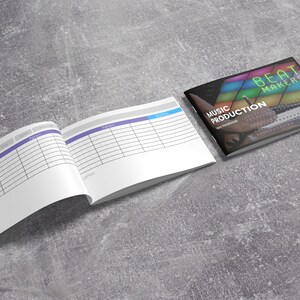 Könnte beinhalten: Ein geschlossenes, weißes Notizbuch mit einem karierten Layout für Musikproduktion. Das Notizbuch ist geöffnet, um die Seiten mit Überschriften für "Instrument", "Texte", "Notizen", "Tempo" und "Genre" zu zeigen. Der Umschlag des Notizbuchs ist geschlossen und zeigt den Titel "Musikproduktion" und den Text "Beat Makers" in einem farbenfrohen, geometrischen Design.