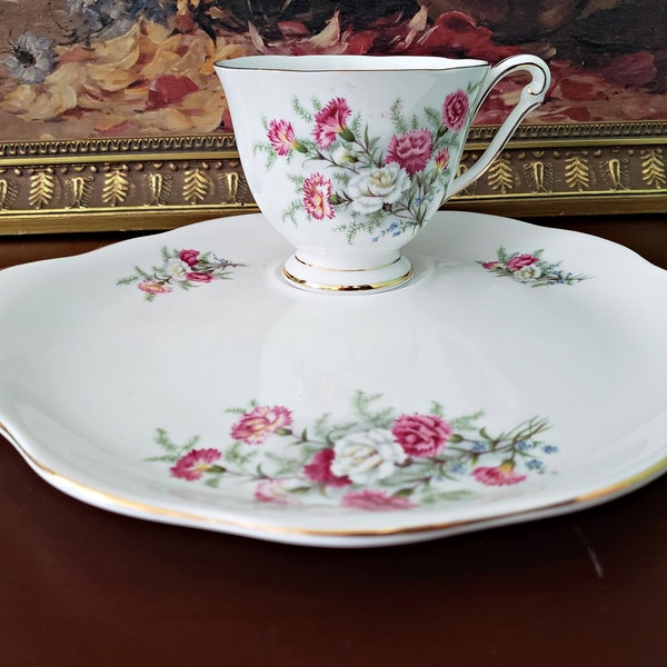 QUEEN ANNE CHINA Carnation Pattern, Country Garden Pattern, Teacup & Sandwich ou Snack Plate, Teacup Tennis Set