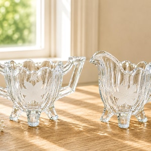 Antike Indiana Glas Milchkännchen & Zuckerdose Set | EAPG Klares Geriffeltes Koloniales Vierbeiniges Gänseblümchenmuster c.1910-1920
