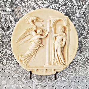 L&#39;Annunciazione Plate by Alberto Santangelo - Limited Edition Italian Ivory Tone Alabaster Decorative Art from Studio Dante Di Volteradici