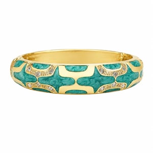 Puede incluir: Brazalete dorado con diseño de esmalte turquesa y detalles de cristal. El brazalete presenta un patrón geométrico. Adecuado para el uso diario o para ocasiones especiales.