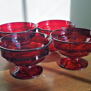 Zestaw czterech sorbetów/misek na nóżce firmy VIKING GLASS Co. w stylu gruzińskim, rubinowym lub z wzorem plastra miodu - szkło w stylu Mid-Century Modern - wyjątkowy prezent