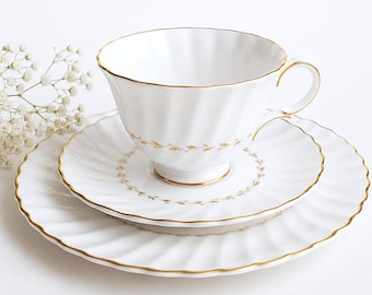 Zestaw Royal Doulton „Adrian” Trio – filiżanka, spodek i talerzyk deserowy – porcelana kostna z lat 60. XX wieku – zabytkowa angielska porcelana