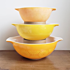 Set of 3 Vintage PYREX Nested Cinderella Bowls with Daisy Pattern, # 444, 443, and 442, Retro Kitchen, circa 1960s, Mid-Century Kitchenware