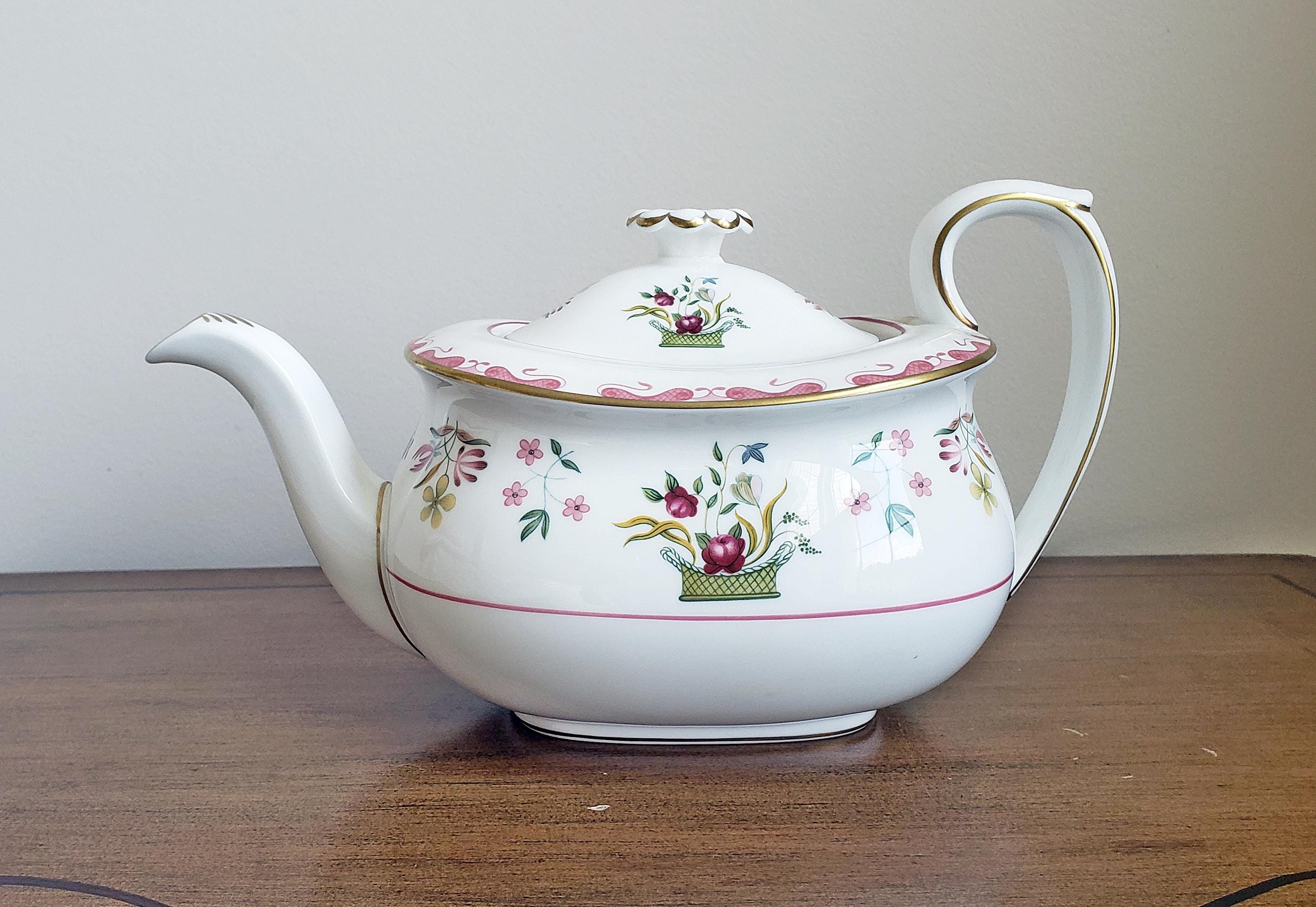 WEDGEWOOD Bone China TEAPOT BIANCA Pattern Williamsburg WEDGEWOOD Bone China TEAPOT BIANCA Pattern Williamsburg