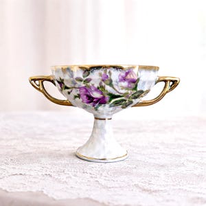 Copa de pedestal Royal Sealy de mediados de siglo con rosas moradas y ribete dorado, fabricada en Japón.