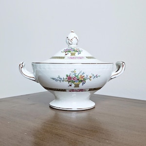 Porcelana angielska z początku XX wieku - Cukiernica W. H. Grindley & Co. z uchwytami i pokrywką - wzór Carlton Shape - numer 697579 - Przedmiot kolekcjonerski