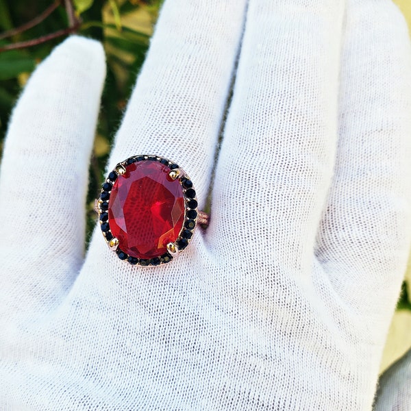 Vintage-looking Fashion Ring with Faux Ruby with Faux Black Spinel, Rose Goldtone, Cocktail Ring, size 7