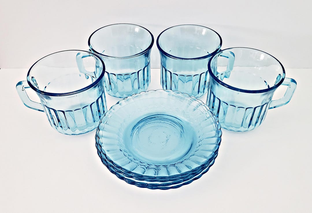 Juego de tazas de té de vidrio azul retro con platillos