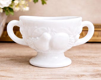 Azucarero abierto de vidrio opalino Westmoreland - Diseño Della Robbia - Cristalería de mediados de siglo con paneles de uvas y frutas, circa 1940-1960.