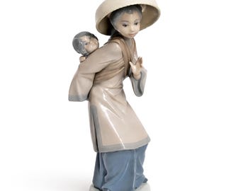 Lladró “My Precious Bundle” 5123 • Retired Porcelain Figurine • Asian Inspiration • Salvador Debón