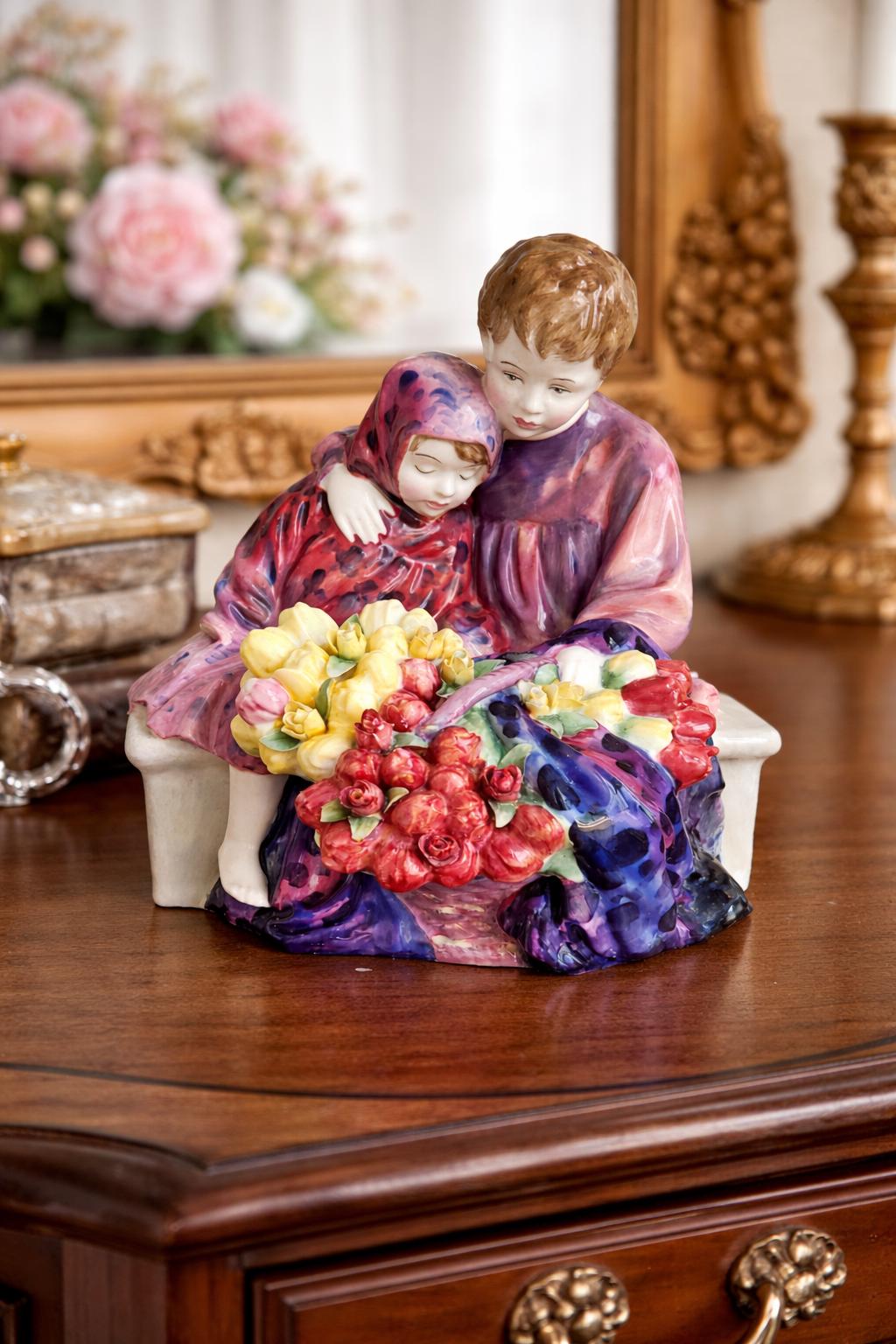 「フラワーセラーズ・チルドレン（HN1342）」Leslie Harradine Vintage Royal Doulton Flower Seller's Children HN1342 Figurine