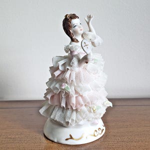 Figura de jovencita con espejo de porcelana de DRESDE IRLANDESA vintage, estatuilla de encaje en miniatura de tradiciones alemanas firmada por OWS, regalo para ella