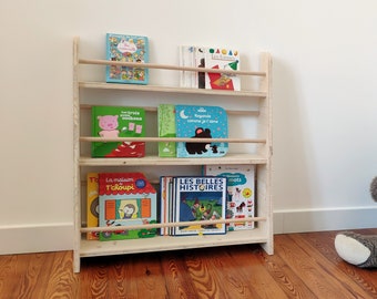 Montessori children's library in solid wood / Shelf and book display