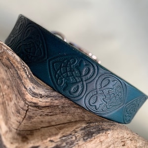 Celtic heart dog collar. Teal leather collar with hearts. Stylish Leather collar. Unique dog collar.