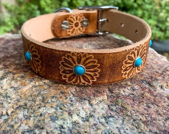 Leather dog collar with pretty daisies and turquoise stones. Flower dog collar.
