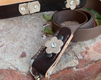 Leather and nylon leash with pink flowers. Leash with lobster clasp.