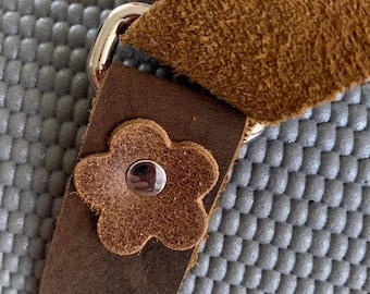 Alça de couro para tapete de ioga com detalhes florais