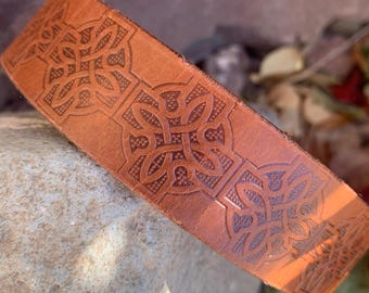 Collar de cuero hecho a mano para perro con diseño celta