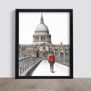 Puede incluir: Un dibujo en blanco y negro de una persona caminando hacia la Catedral de San Pablo en Londres. La persona lleva una camisa roja y pantalones negros. La catedral está en el fondo y está dibujada con detalle.