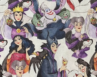 Può includere: Un tessuto bianco con un motivo ripetitivo di personaggi di cattivi Disney. I personaggi includono Malefica, Ursula, Crudelia De Mon e la Regina Cattiva. I personaggi sono raffigurati in uno stile ad acquerello e sono circondati da vari oggetti di scena e animali.