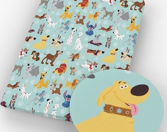Può includere: Un tessuto blu con un motivo ripetuto di vari personaggi di cani Disney, tra cui Stitch, Lady e Tramp. Il tessuto presenta uno sfondo blu chiaro con impronte di zampe. Un primo piano di un cane giallo con un collare marrone è mostrato nell'angolo in basso a destra.