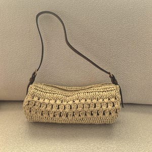 Bolso tote de rafia de crochet: detalle de corazón inspirado en Miu Miu