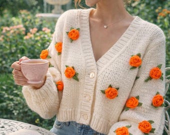 Handgjord krämfärgad stickad kofta – orange rosapplikation, blomdetaljer