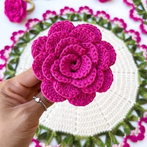 Patroon gehaakte placemat (pdf) – Roze bloemrand en servetring, elegant tafeldecor, gehaakt bloemendessin
